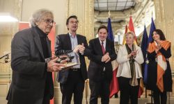 الشاعر السوري أدونيس يدعو إلى «تغيير المجتمع» وعدم الاكتفاء بتغيير النظام